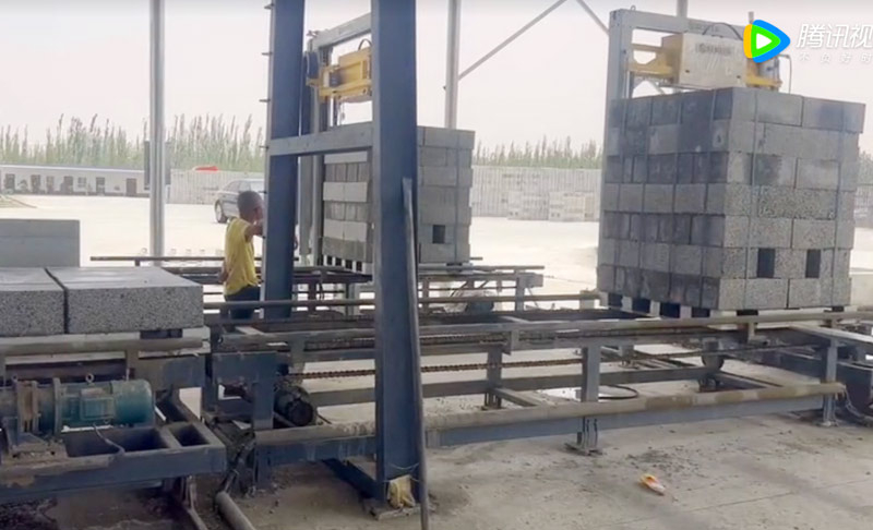 自保(bǎo)溫砌塊碼垛機