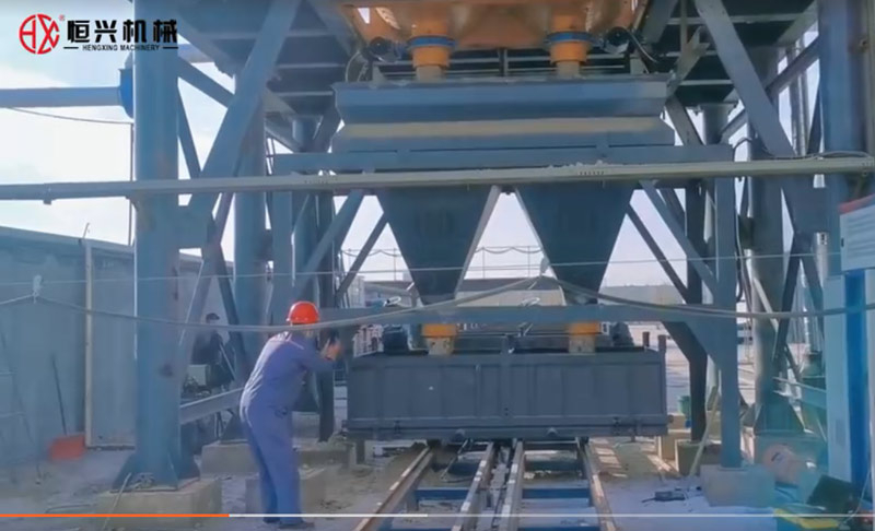 自保溫發泡磚生(shēng)産線雙工位澆注(zhu)新疆客戶現場